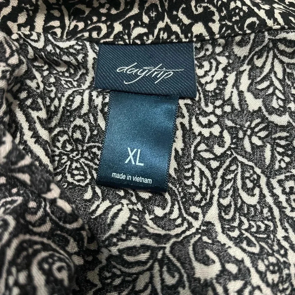 Daytrip Black Cream Lace up paisley shirt sleeve blouse. XL - Picture 7 of 7